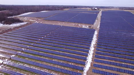 Rows-of-panels-at-huge-American-solar-power-park,-aerial-parallax