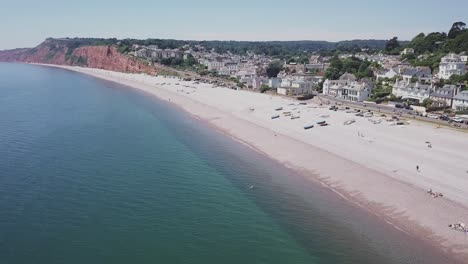 Una-Vista-Aérea-De-Las-Hermosas-Playas-De-Guijarros-De-Budleigh-Salterton,-Un-Pequeño-Pueblo-En-La-Costa-Jurásica-En-El-Este-De-Devon,-Inglaterra-Cerca-De-Exeter