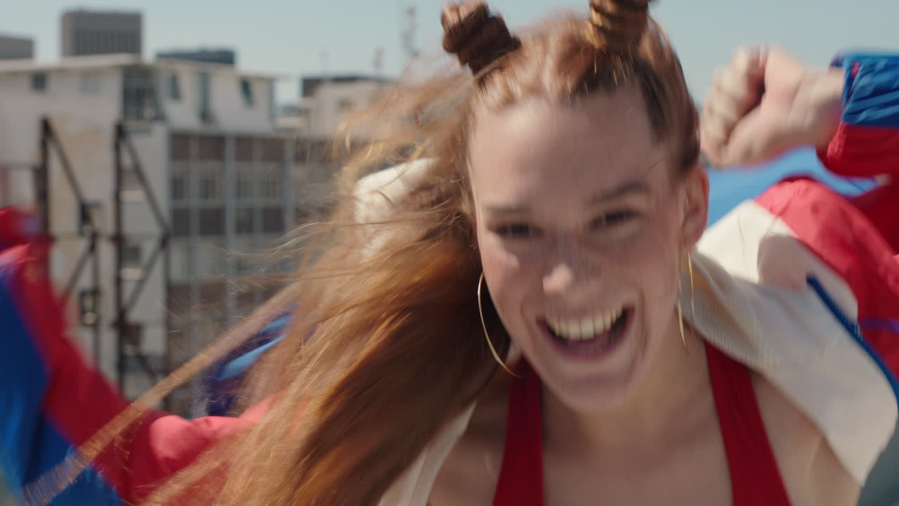 счастливая женщина танцует на крыше, наслаждается глупым танцем, веселится, сумасшедшая танцовщица в городе.