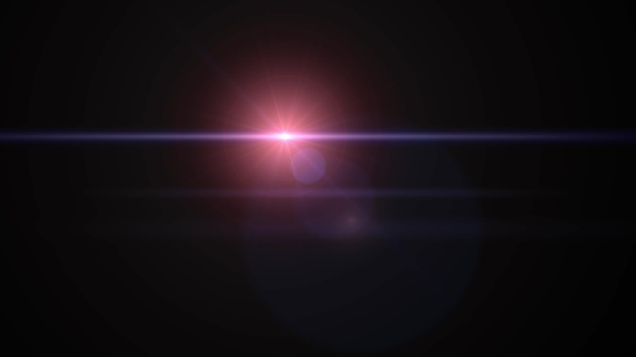 Flare de lente anamórfico vermelho suave com um rastro de luz horizontal movendo-se da esquerda para a direita. Isolado em fundo preto para composição cinematográfica.