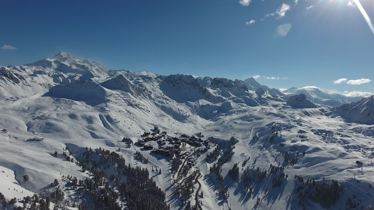 La Plagne kayak merkezinin karlı manzarasının havadan görünümü. Fransa'da güneşli bir gün.