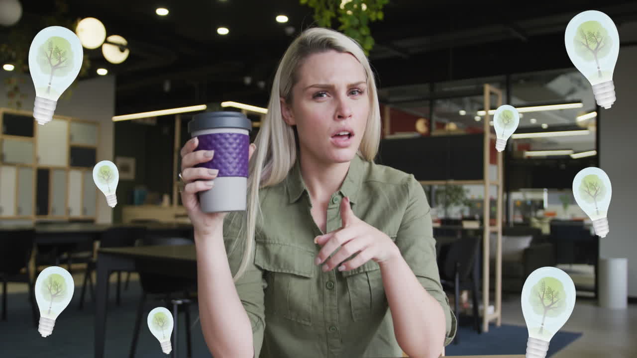 animación de iconos de bombillas sobre mujer de negocios caucásica haciendo una llamada de video