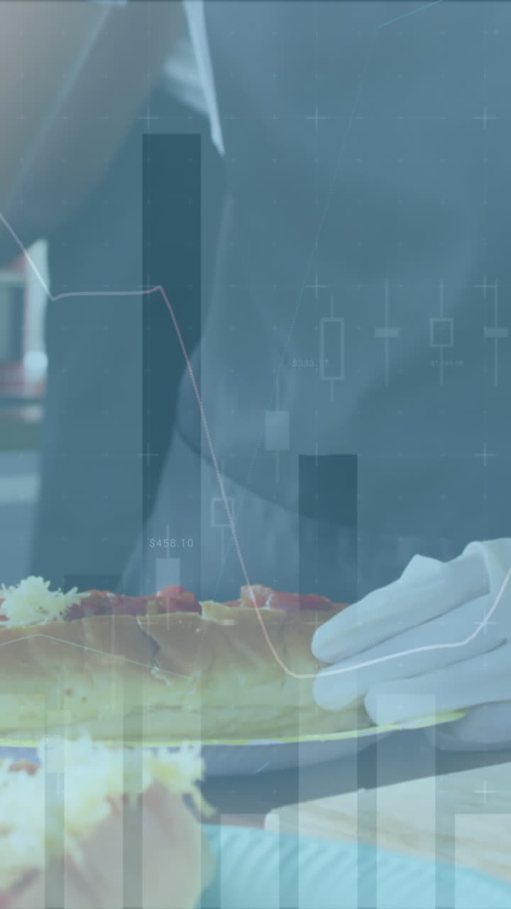 animación del procesamiento de datos financieros sobre el chef biracial en la cocina