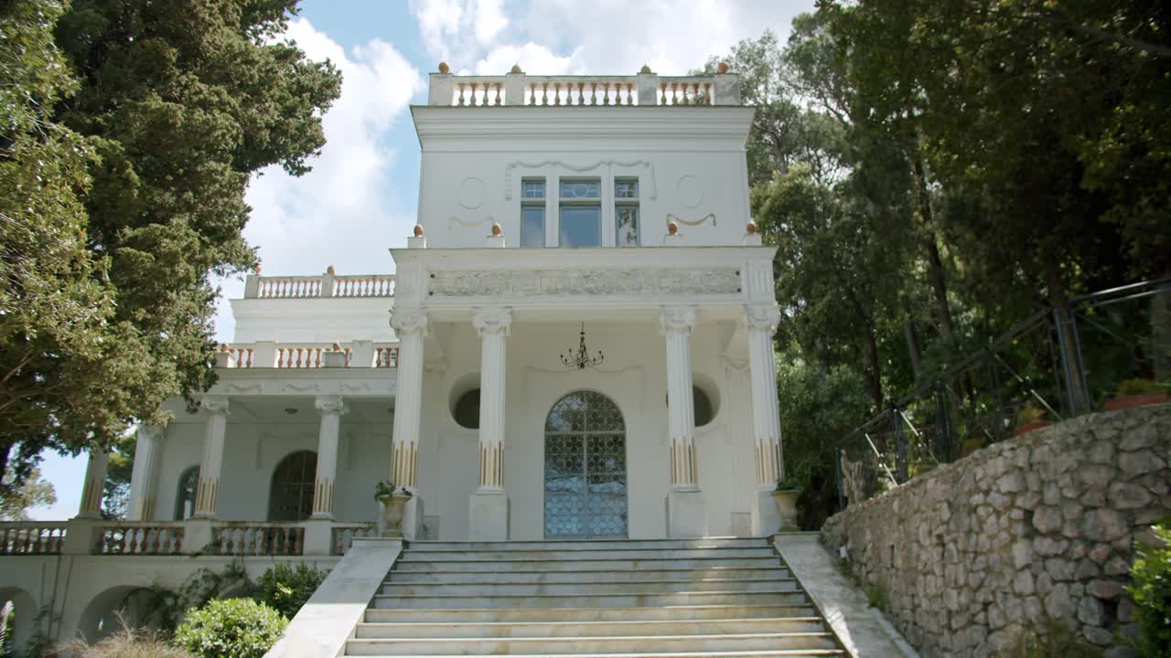 봄의 화창한 아침 동안 카프리에 있는 빌라 리시스의 아름다운 전망 - 01