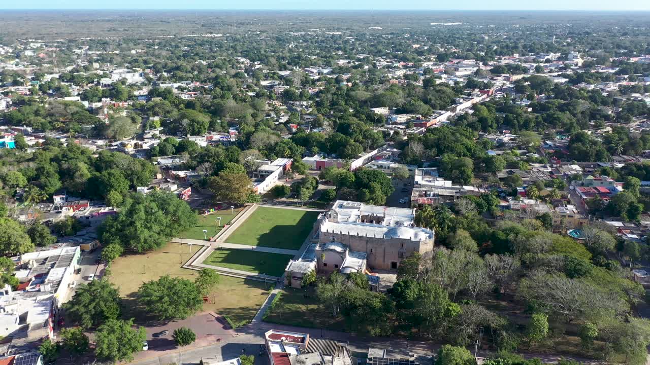 empuje aéreo alto e incline hacia el convento de san bernardino en valladolid, yucatán, méxico temprano en la mañana