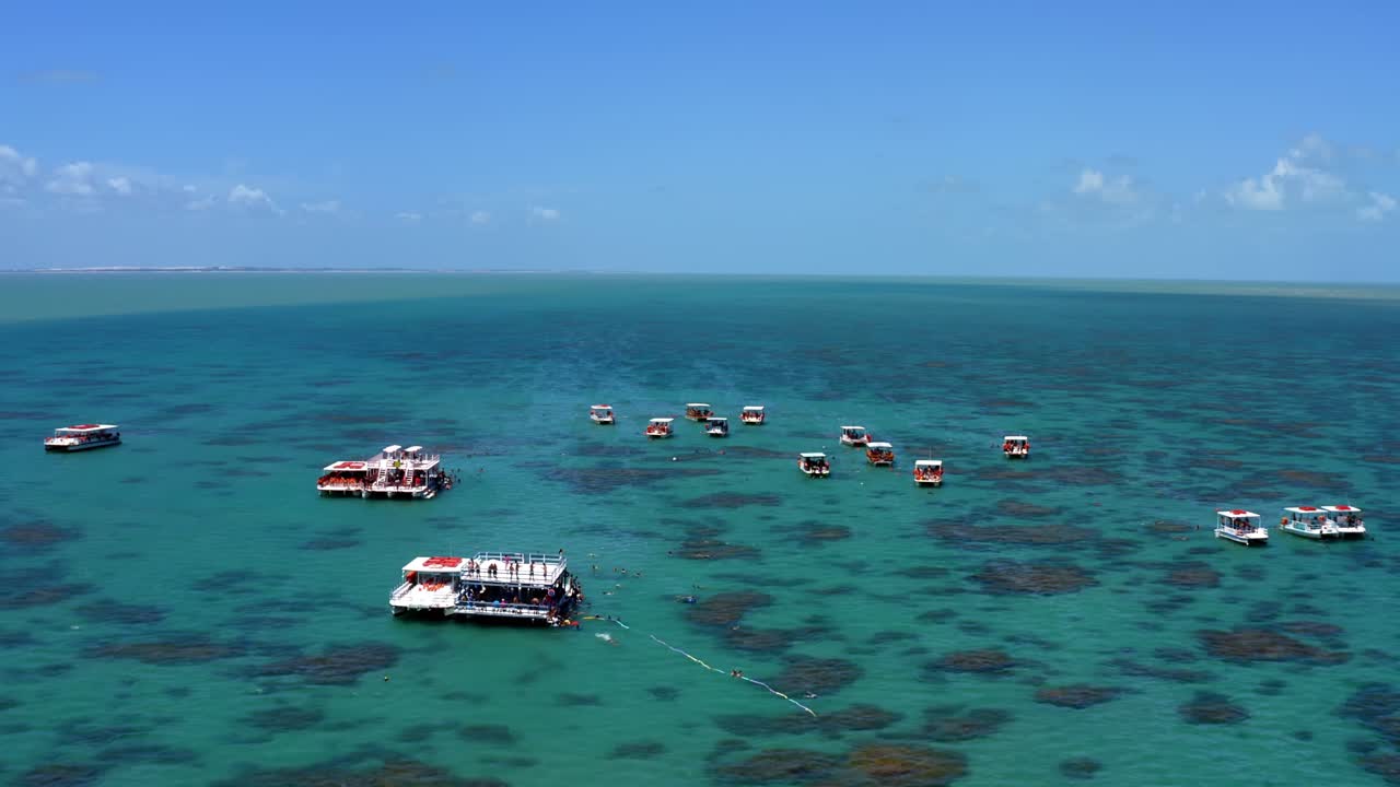 magnífica toma aérea amplia del arrecife tropical de maracajau cerca de natal en el norte de brasil