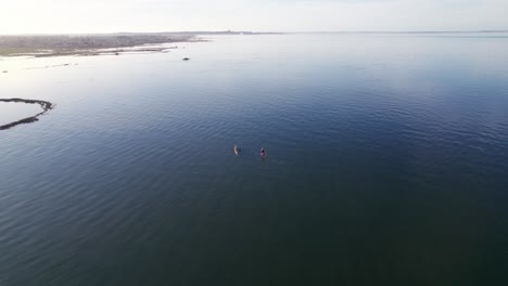 Stand-up-Paddle-Y-Kayak-En-La-Bahía-De-Arcachon-Cerca-De-Gujan-mestras-En-Francia