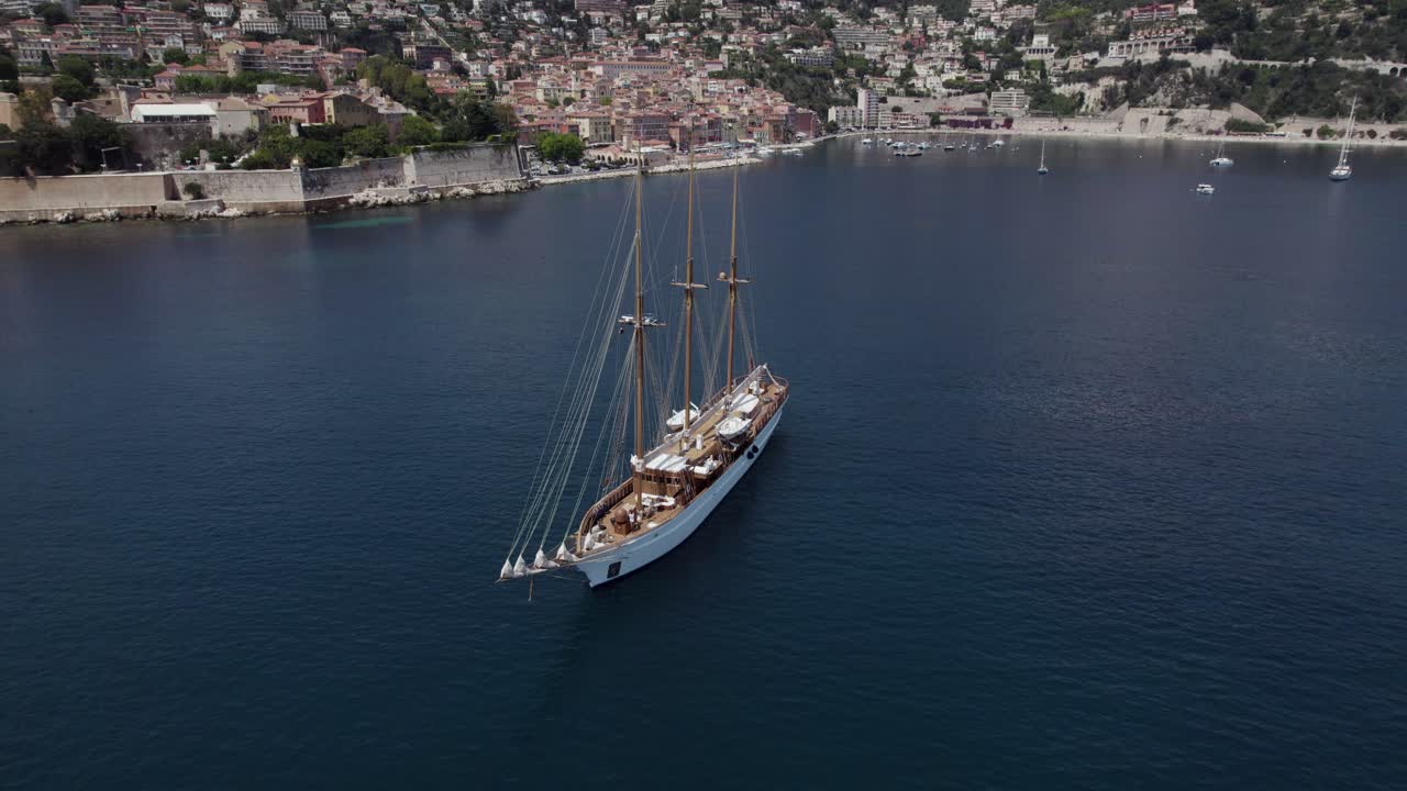 프랑스 멘톤 의 지중해, 프랑스 리비에라 해안선 에 있는 웅장 한 3 마스트 바크 요트 - 공중