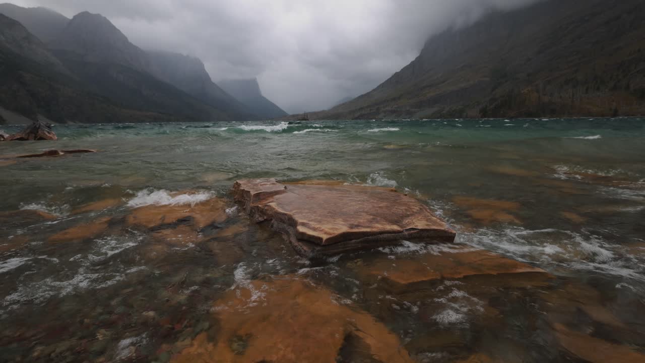 Montana'daki Glacier Milli Parkı'ndaki St Mary Gölü'nün eteğinde fırtınalı hava.