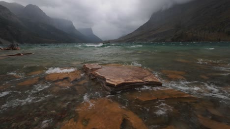 Clima-Tormentoso-En-La-Base-Del-Lago-St-Mary-En-El-Parque-Nacional-De-Los-Glaciares,-Montana