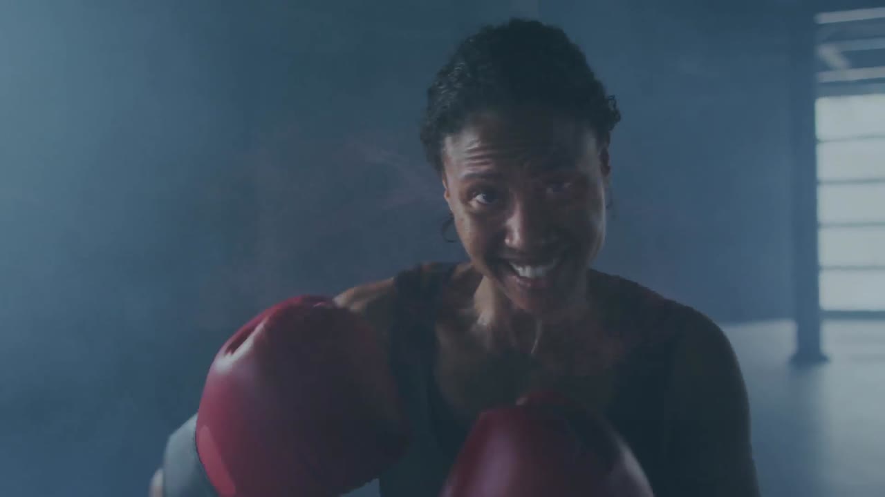 체육관에서 아프리카계 미국인 여성 권투 선수의 구타에 대한 간섭 애니메이션