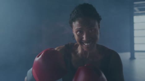 animación de interferencia sobre una boxeadora afroamericana golpeando en el gimnasio