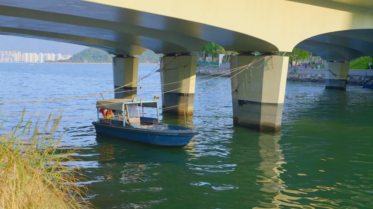 도시 지역에서 낮 동안 다리 아래 작은 보트 선착장