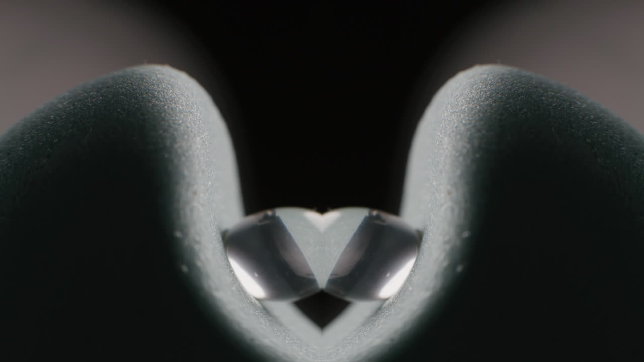 Water Drop in a Reflective Groove