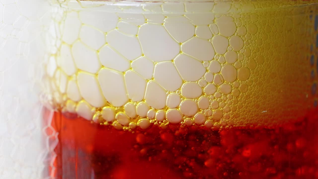 은 액체에서 거품을 만드는 건조한 얼음을 보여주는 생동감 넘치는 과학 실험, 화학 반응과 시각적 효과를 강조합니다.