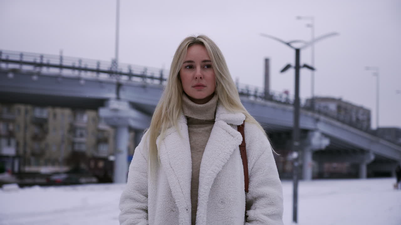 밖에서 서 있는 여자