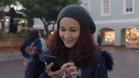 Retrato-De-Una-Mujer-De-Raza-Mixta-Bien-Vestida-Mirando-Un-Saludo-Usando-Mensajes-De-Texto-De-Teléfonos-Inteligentes-Navegando-Por-Las-Redes-Sociales