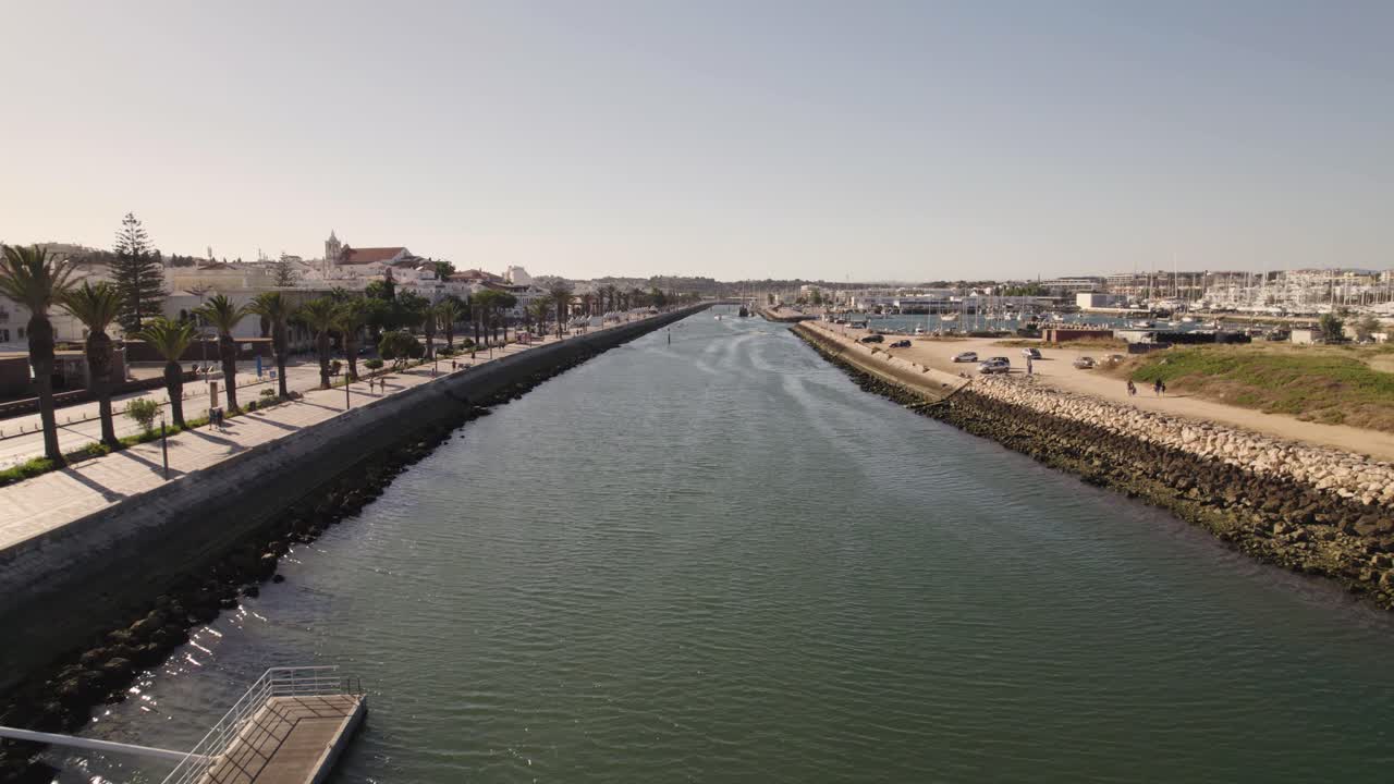 Barche ormeggiate al molo lungo il fiume Bensafrim, Lagos, Algarve