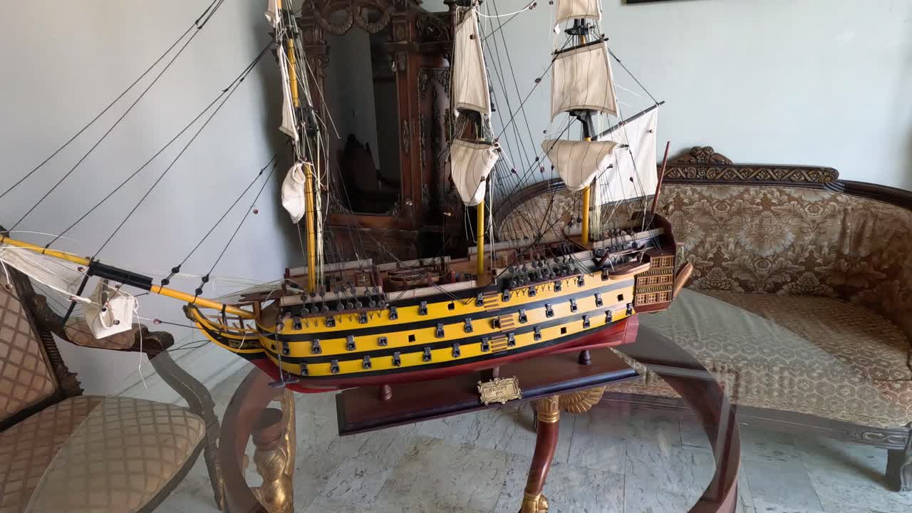 las velas de los barcos modelo se despliegan en una mesa.