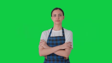 retrato de una ama de casa india mirando hacia la pantalla verde de la cámara