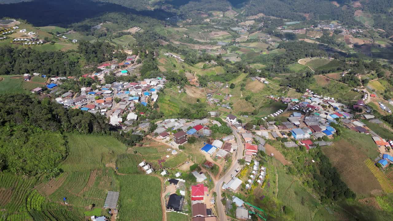Longo sobrevoo de belos campos agrícolas de montanha perto de Chiang Mai.