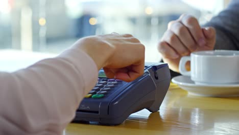 man paying for coffee with credit card