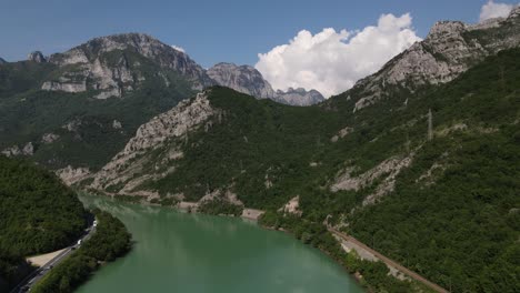 vista de avión no tripulado del famoso río neretva entre las montañas, río con vegetación, bosnia mostar