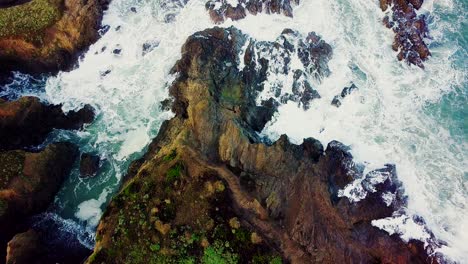 Las-Olas-Chocan-Contra-Una-Cala-Rocosa-Erosionada-De-Altos-Acantilados-En-California