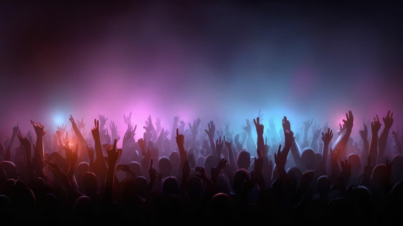 Folla vivace con mani alzate sotto luci colorate durante un evento notturno: un'atmosfera accattivante di unità e gioia in una celebrazione dinamica