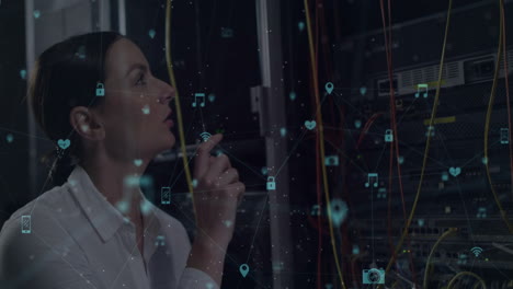 animación del globo con conexiones y íconos ai sobre mujer caucásica por servidores de computadora
