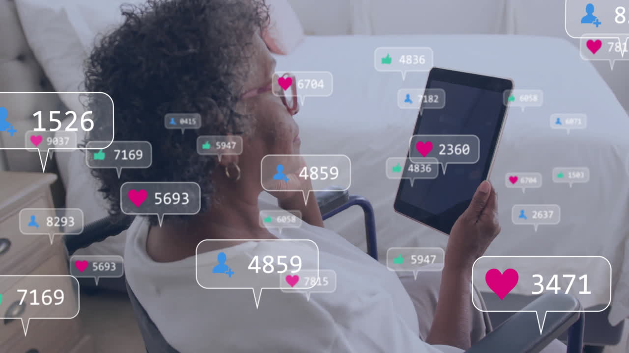 usando tableta, persona en silla de ruedas con notificaciones de las redes sociales animación