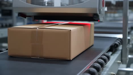 automated box scanning on a conveyor belt