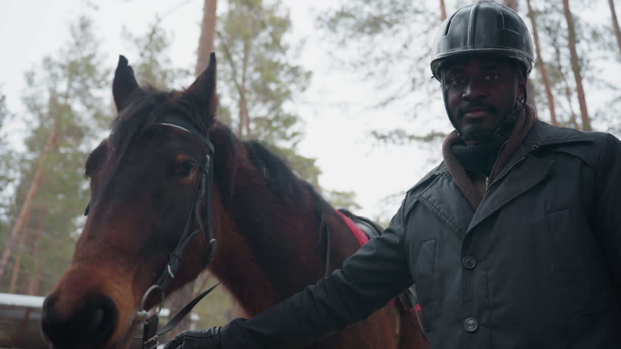 Momento rústico de manejo equino, representación íntima del cuidado del caballo en medio de un entorno rural natural, escena serena que muestra el ajuste cuidadoso de la brida del caballo en un entorno campestre encantador