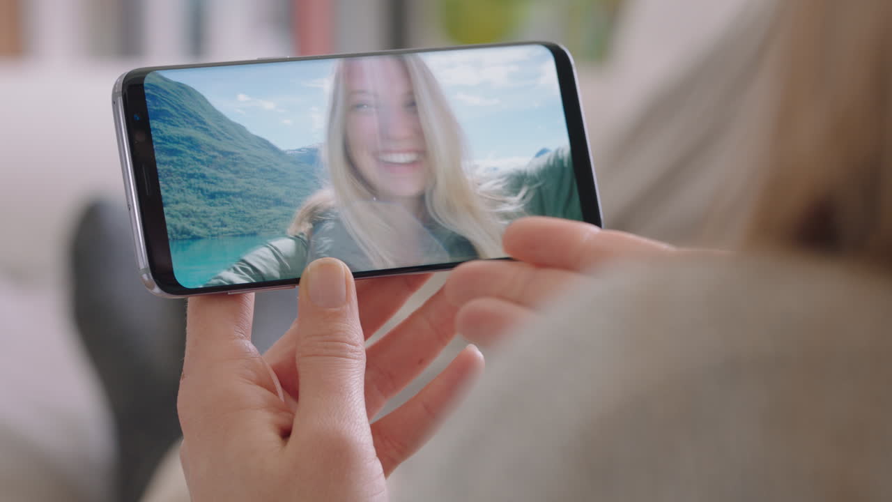 mujer joven chateando en video usando un teléfono inteligente amiga feliz de vacaciones en noruega compartiendo experiencia de viaje divirtiéndose en la aventura de vacaciones comunicándose con el teléfono móvil imágenes 4k
