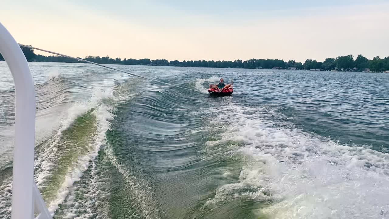 Tubing dietro una barca durante l'estate.