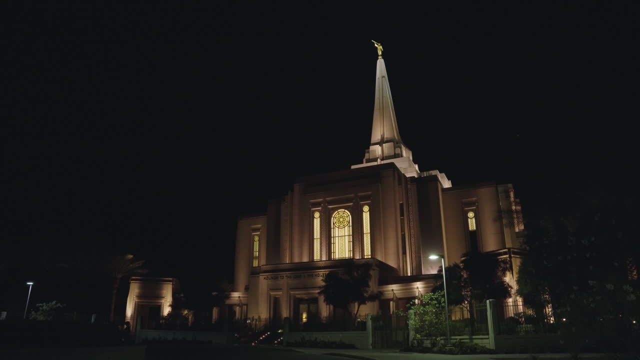 애리조나주 길버트에 있는 따뜻한 빛이 비추는 밤에 lds 모르몬 사원 교회 건물