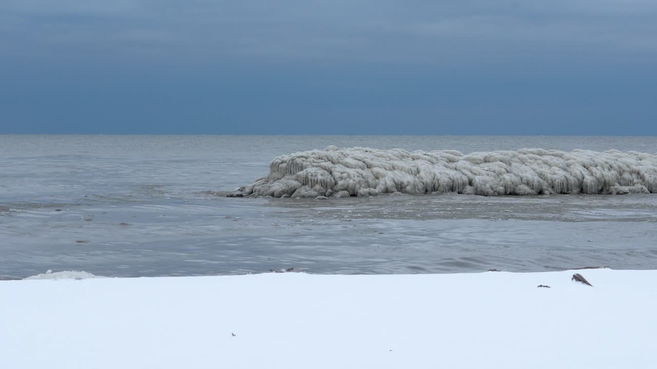 겨울에 호수의 와이드 샷