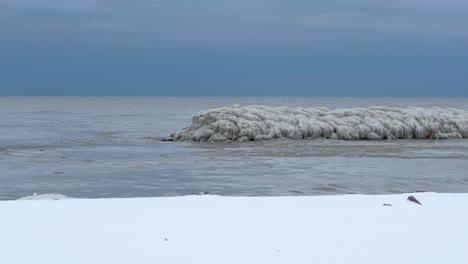 Wide-shot-of-a-lake-in-the-winter