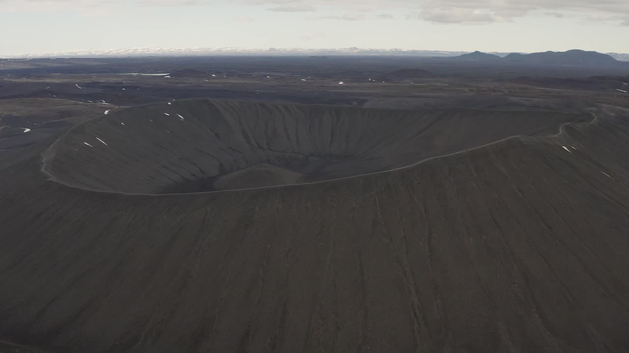 primer plano aéreo del cráter del volcán hverfjall en islandia en un día nublado