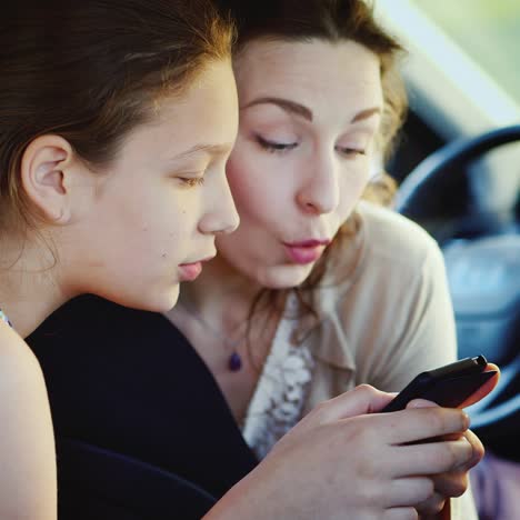 Mamá-Está-En-Términos-Amistosos-Con-La-Hija-De-Un-Regreso-Adolescente