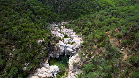 Drohnenaufnahme-Eines-Wasserfalls-Und-Flusses-Mitten-In-Der-Wüste-Von-Baja-California-Sur-Mexiko