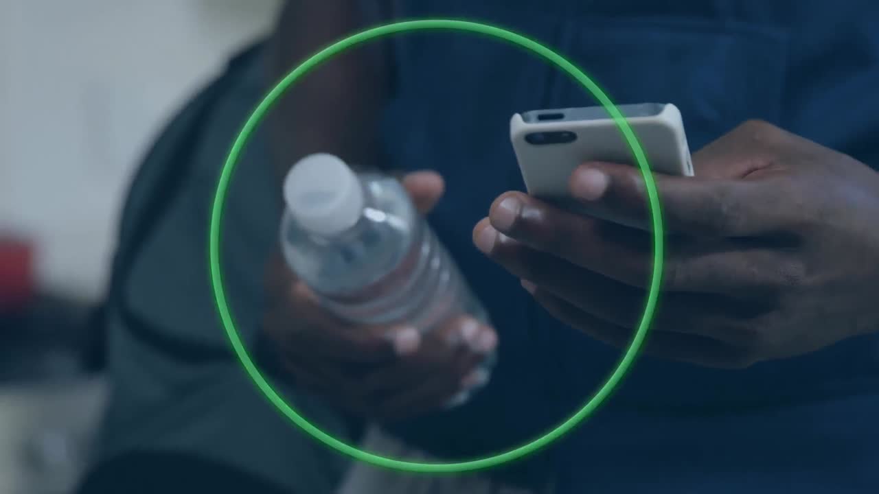 animación de la exploración del alcance sobre la mujer usando un teléfono inteligente