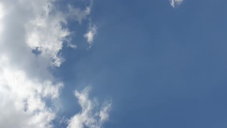 Blauer-Sommerhimmel,-Sich-Schnell-Bewegende-Wolken-Im-Zeitraffer-Für-Kreative-Hintergrundpräsentationen