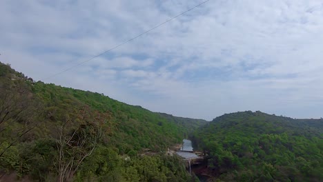 densos bosques verdes con cascadas prístinas en el día desde un ángulo plano el video se toma en krang suri cae meghalaya noreste de la india