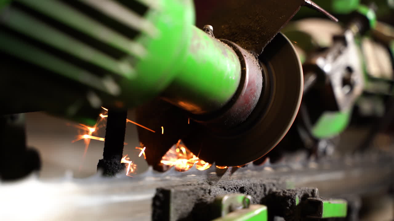 обслуживание пильной ленты с помощью автоматического заточного станка, мелкий упор на зубья ленты