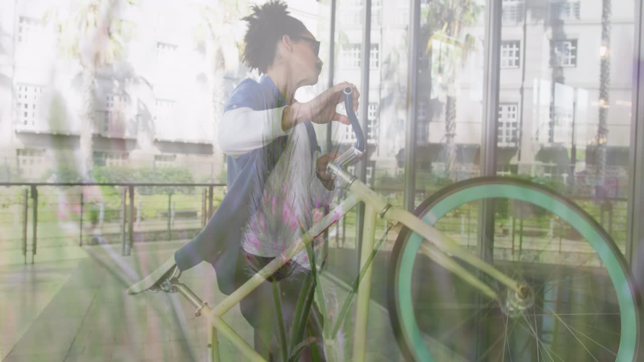 자전거를 타는 두 인종의 남자의 잔디의 애니메이션