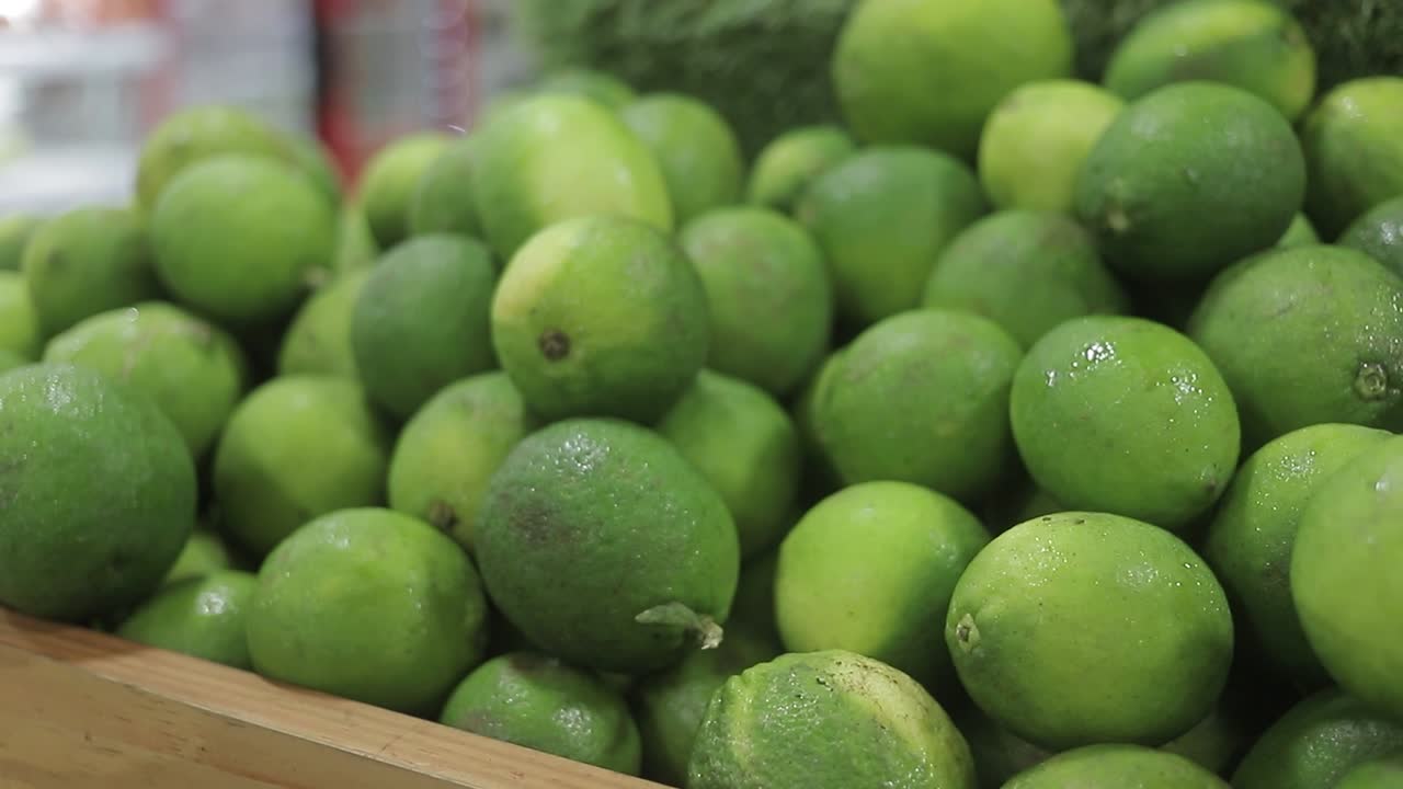 lotes frescos de limones en el estante del supermercado