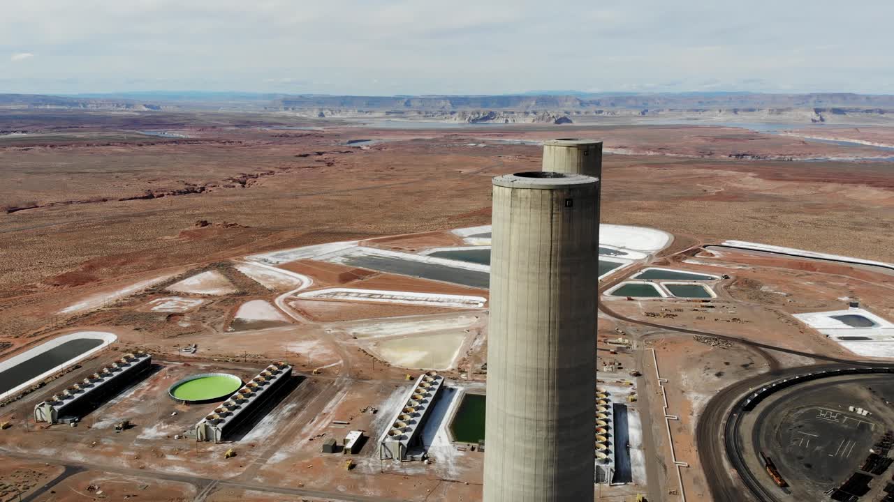 Una ripresa con drone della “Navajo Generating Station”, una massiccia centrale elettrica a carbone e complesso industriale con alte ciminiere, nel mezzo del deserto della Nazione Navajo, situata vicino a Page, Arizona