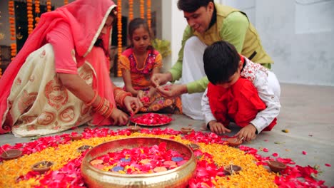los padres con los niños celebran el festival tradicional indio de diwali
