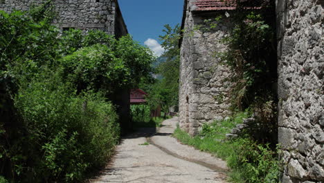 Eine-Straße-Eines-Verlassenen-Dorfes